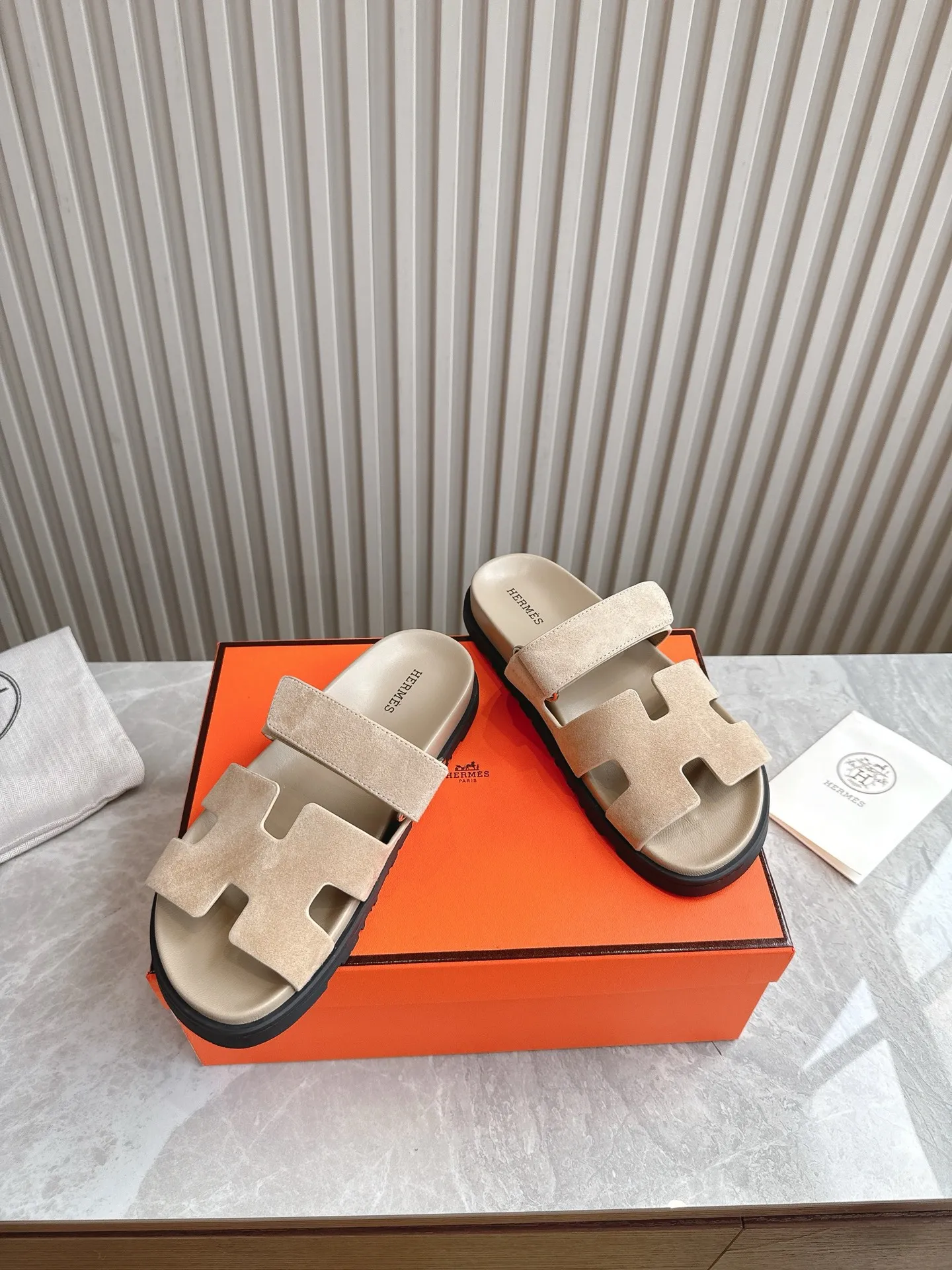 p480🐮🐮Couple model (top version) H family 2024 spring and summer new style HERMES Hermes' recently popular couple model pig nose angle sandals and slippers, paired with various colorful socks, popular. Upper: imported original deerskin (the genuine leather edging is not ordinary super migration). Lining: imported genuine leather. Outsole: Tpu non-slip and wear-resistant outsole. Size: Female 35-42 (40/42 non-returnable and non-exchangeable) Male size: 39-45 (45 non-refundable and non-exchangeable)